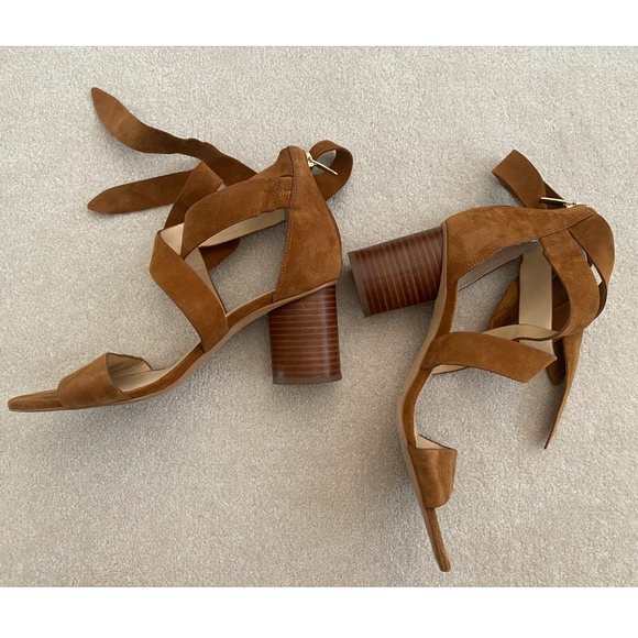 VINCE CAMUTO SUEDE FRONT CROSS LACE UP SANDALS - Picture 3 of 6